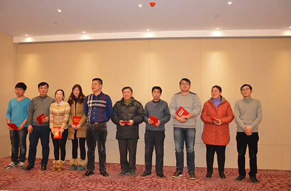 Босс г-н Ду из Runfa Aluminium пригласил всех сотрудников на новогоднюю вечеринку и поставил новогоднее задание. 